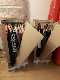 Déménageur professionnel protégeant un meuble avec soin